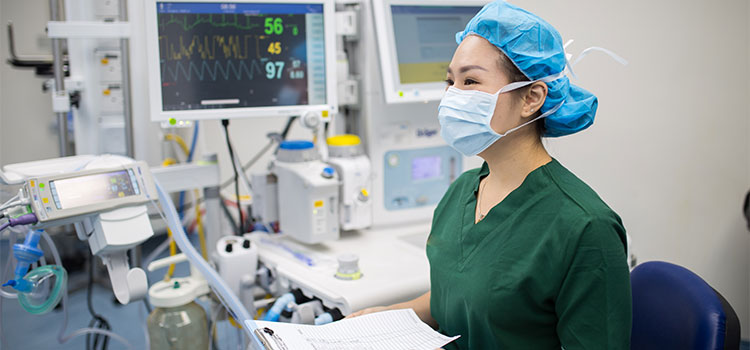 cardiovascular nurse working in medical facility